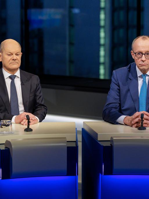 Bundeskanzler Olaf Scholz (SPD) und Unions-Kanzlerkandidat Friedrich Merz (CDU) bei der "Berliner Runde" im Fernsehen am Wahlabend.