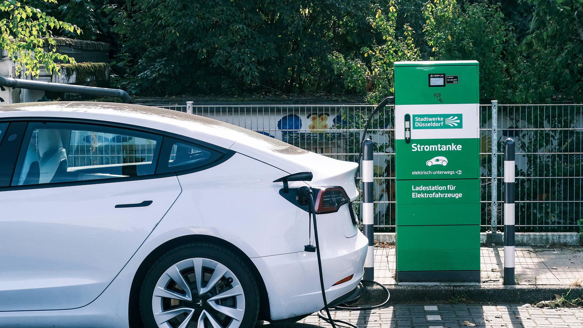 Ein E-Auto steht an einer Stromtankstelle