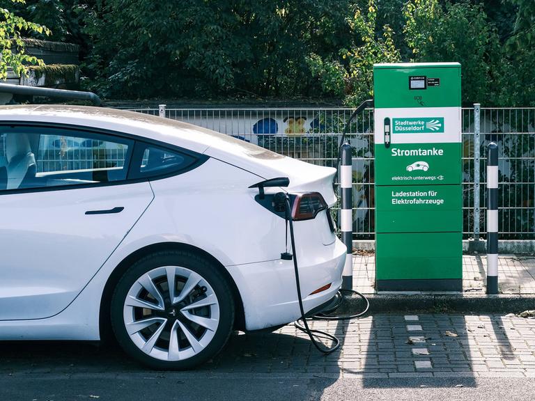 Ein E-Auto steht an einer Stromtankstelle