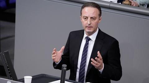 Der Abgeordnete Macit Karaahmetoglu von der SPD steht hinter dem Rednerpult im Deutschen Bundestag.