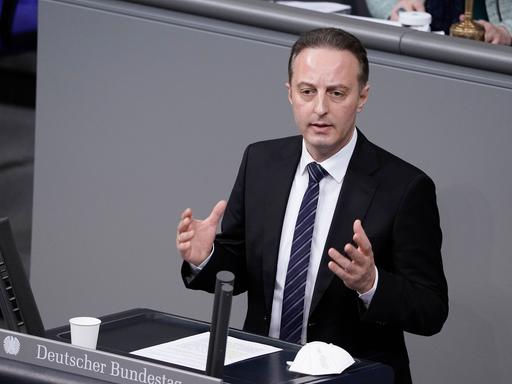 Der Abgeordnete Macit Karaahmetoglu von der SPD steht hinter dem Rednerpult im Deutschen Bundestag.