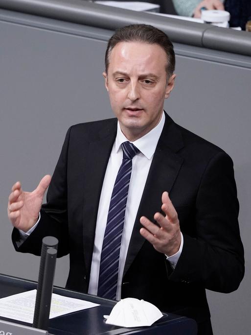 Der Abgeordnete Macit Karaahmetoglu von der SPD steht hinter dem Rednerpult im Deutschen Bundestag.