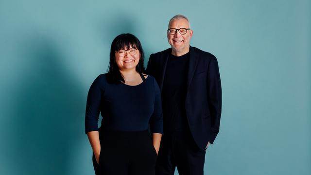 Die Hosts des Podcasts "Der Rest ist Geschichte" lachen entspannt in die Kamera.