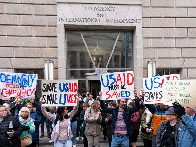 Angestellte und Unterstützer demonstrieren vor dem Gebäude von USAID gegen den Kurs der Trum- Regierung und Elon Musk.