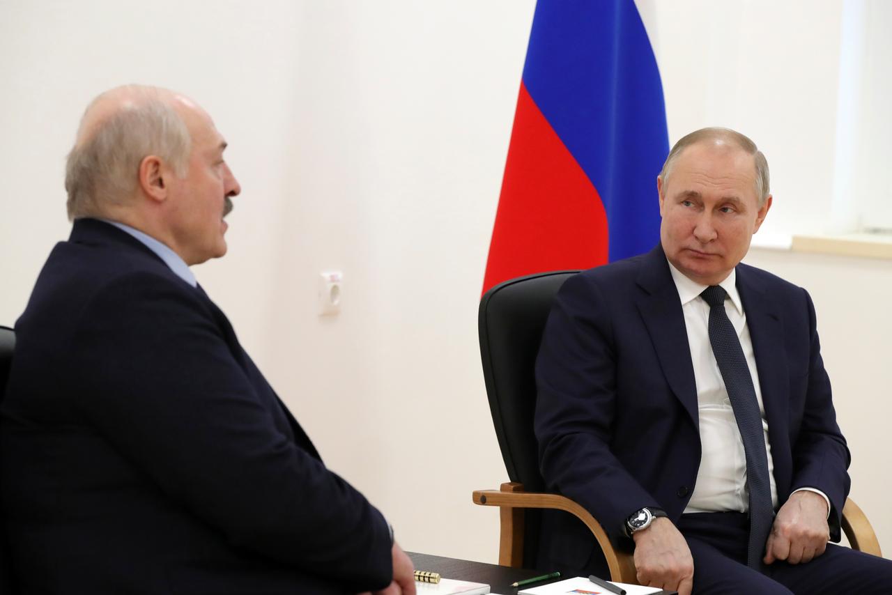 Russlands Präsident Wladimir Putin (r.) braucht die Armee des belarussischen Machthabers Alexander Lukaschenko