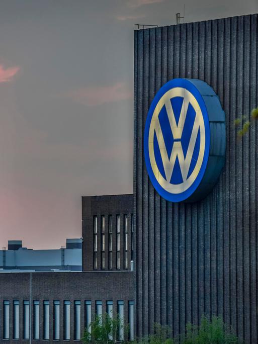 Sonnenuntergang hinter dem VW-Werk in Wolfsburg.