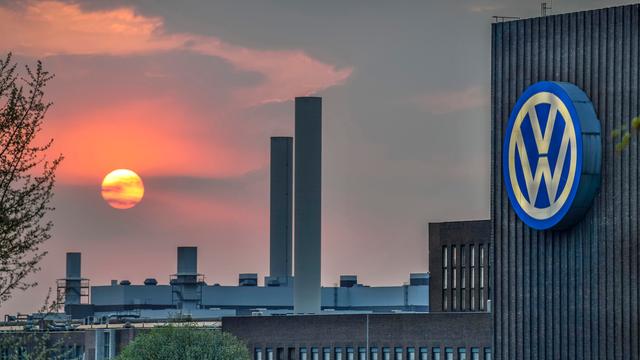 Sonnenuntergang hinter dem VW-Werk in Wolfsburg.