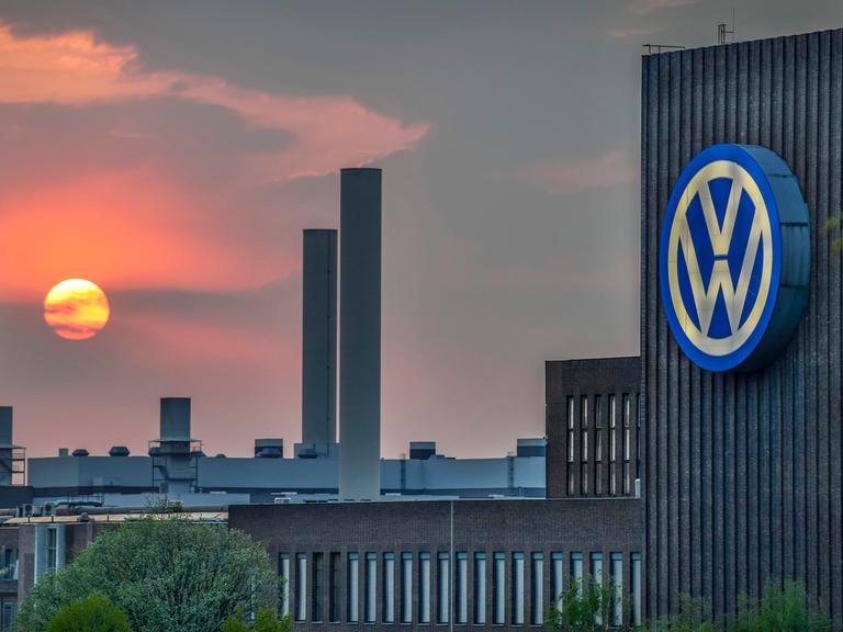 Sonnenuntergang hinter dem VW-Werk in Wolfsburg.