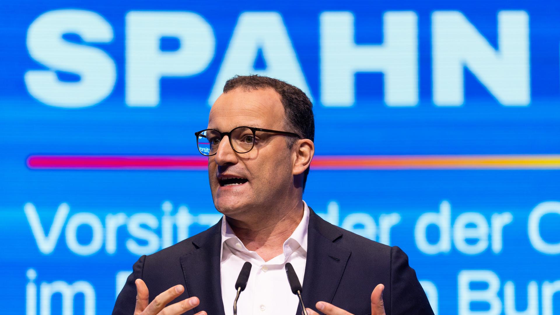 Jens Spahn (CDU), Fraktionsvorsitzender seiner Partei und der CSU im Bundestag, steht beim Deutschlandtag der Jungen Union auf der Bühne und spricht. Jens Spahn (CDU), Fraktionsvorsitzender seiner Partei und der CSU im Bundestag, steht beim Deutschlandtag der Jungen Union auf der Bühne und spricht.