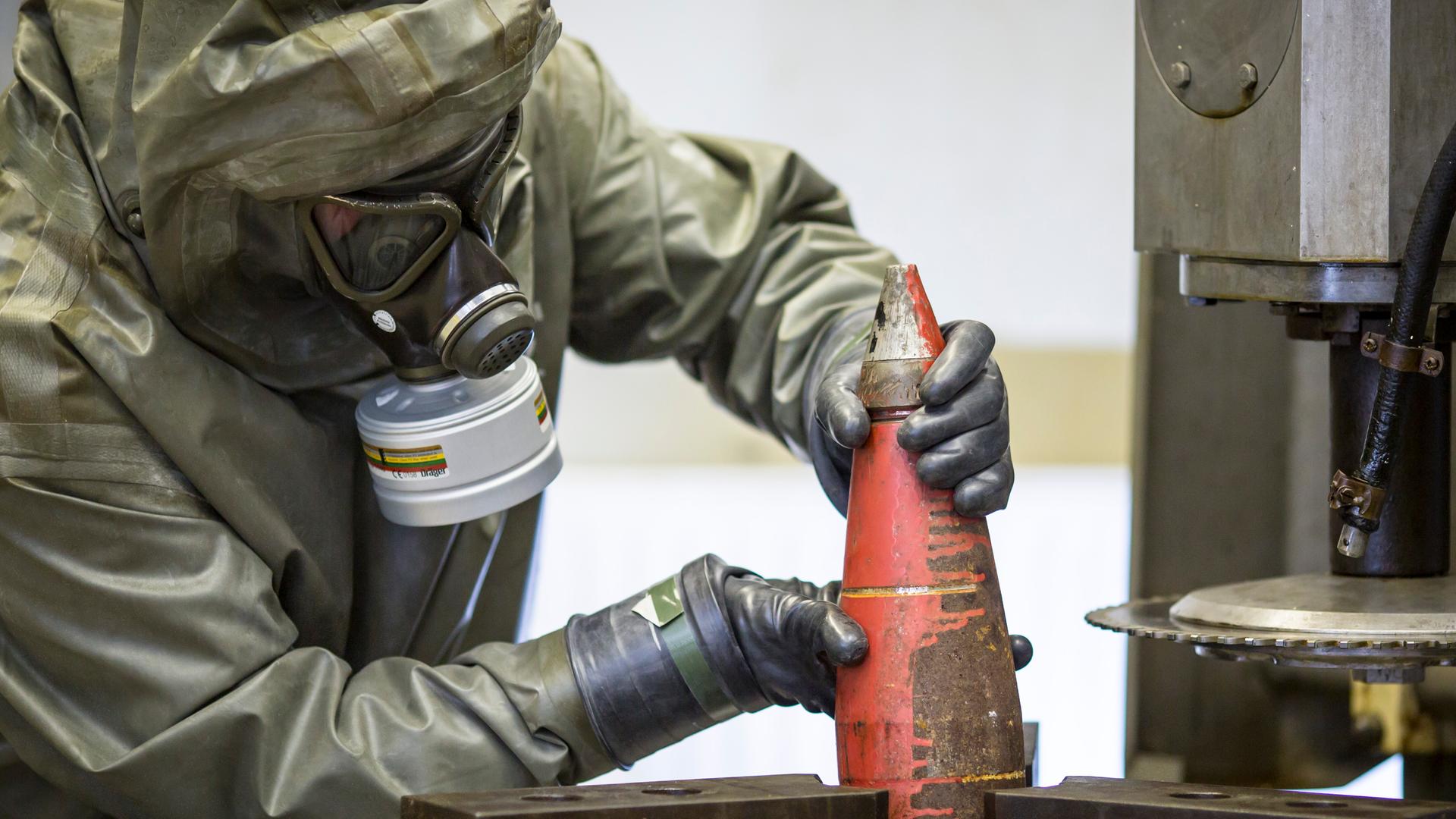  Ein Mitarbeiter der Gesellschaft zur Entsorgung von chemischen Kampfstoffen und Rüstungsaltlasten, GEKA, bereitet 2013 in Munster eine Chemiewaffen-Granate zur Delaborierung ( trennen von Sprengstoff und Kampfstoff) vor