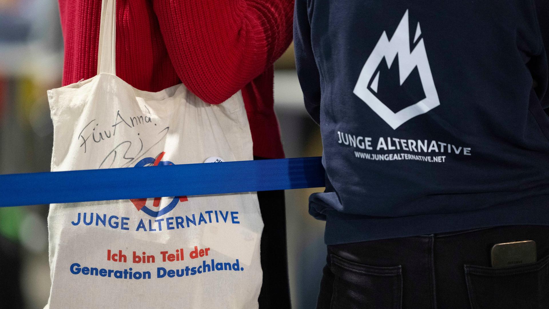 Ein Stoffbeutel bzw. Pullover mit dem Logo der AfD-Jugendorganisation «Junge Alternative» (JA). 