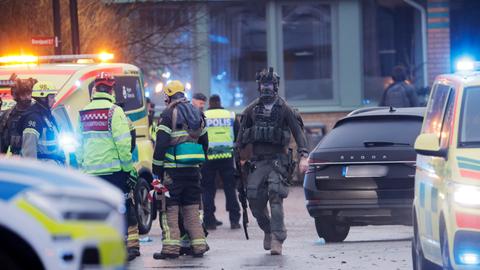 Rettungskräfte treffen vor der Risbergska-Schule in Örebro ein. 