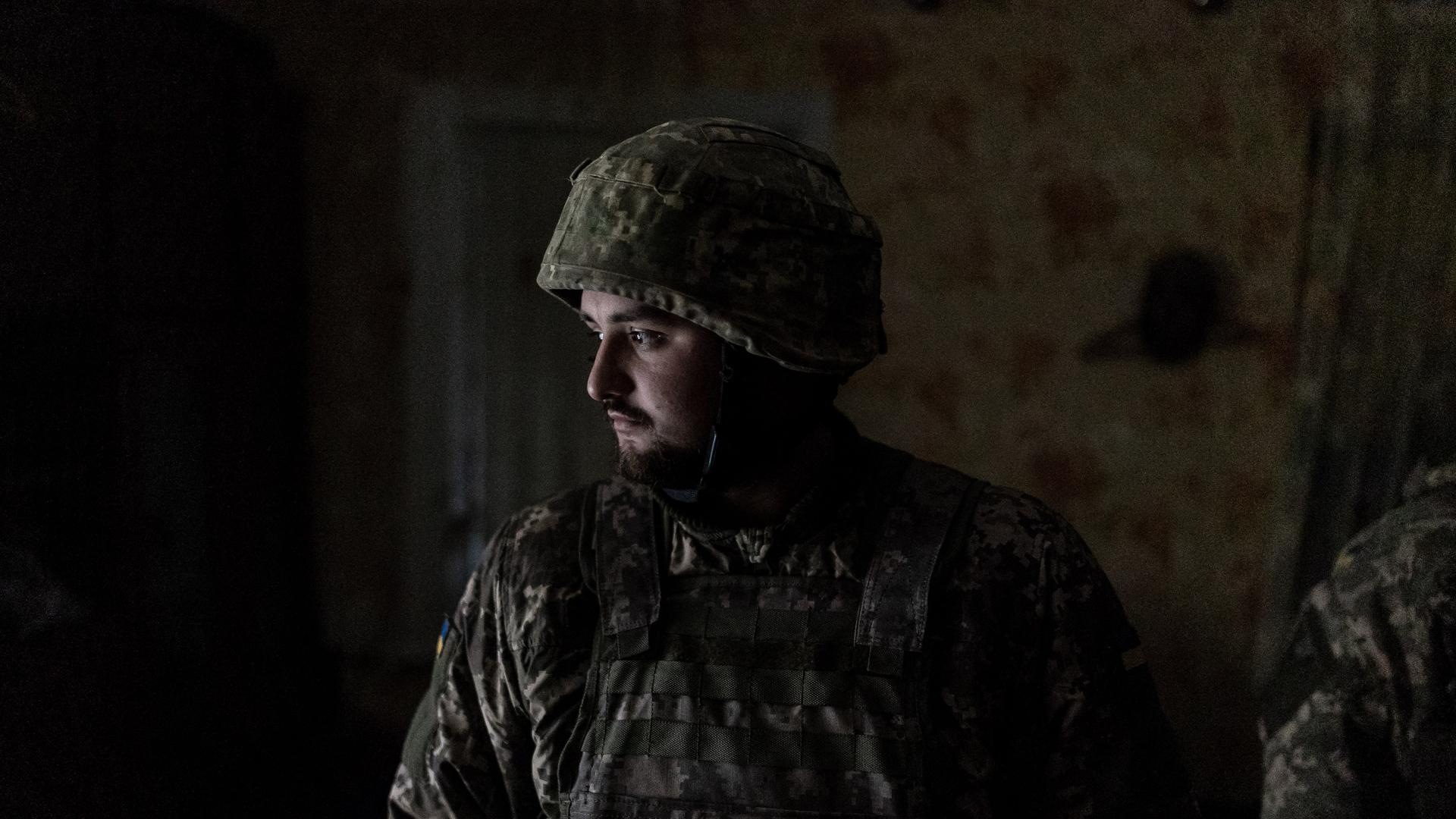 Ukrainischer Soldat blickt ins Leere 