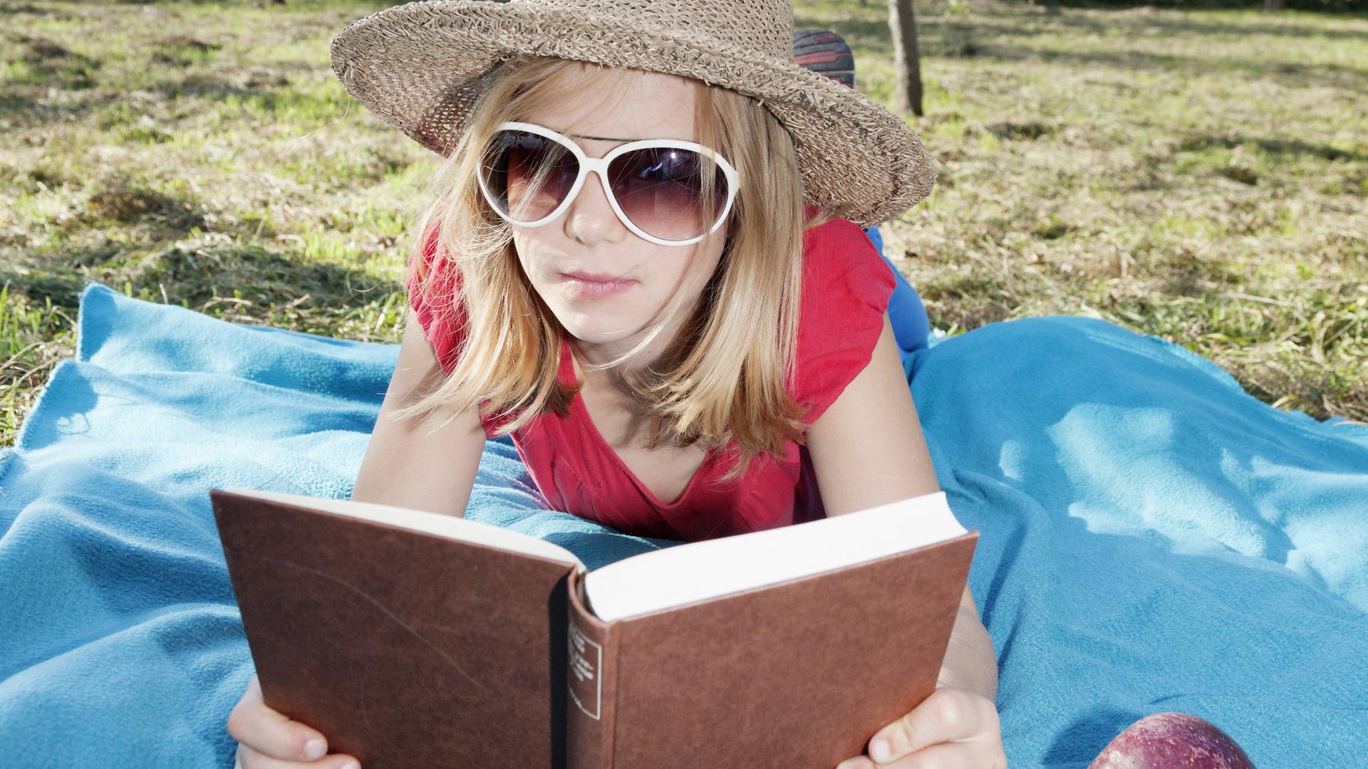 Mädchen liest ein Buch (Symbolbild)