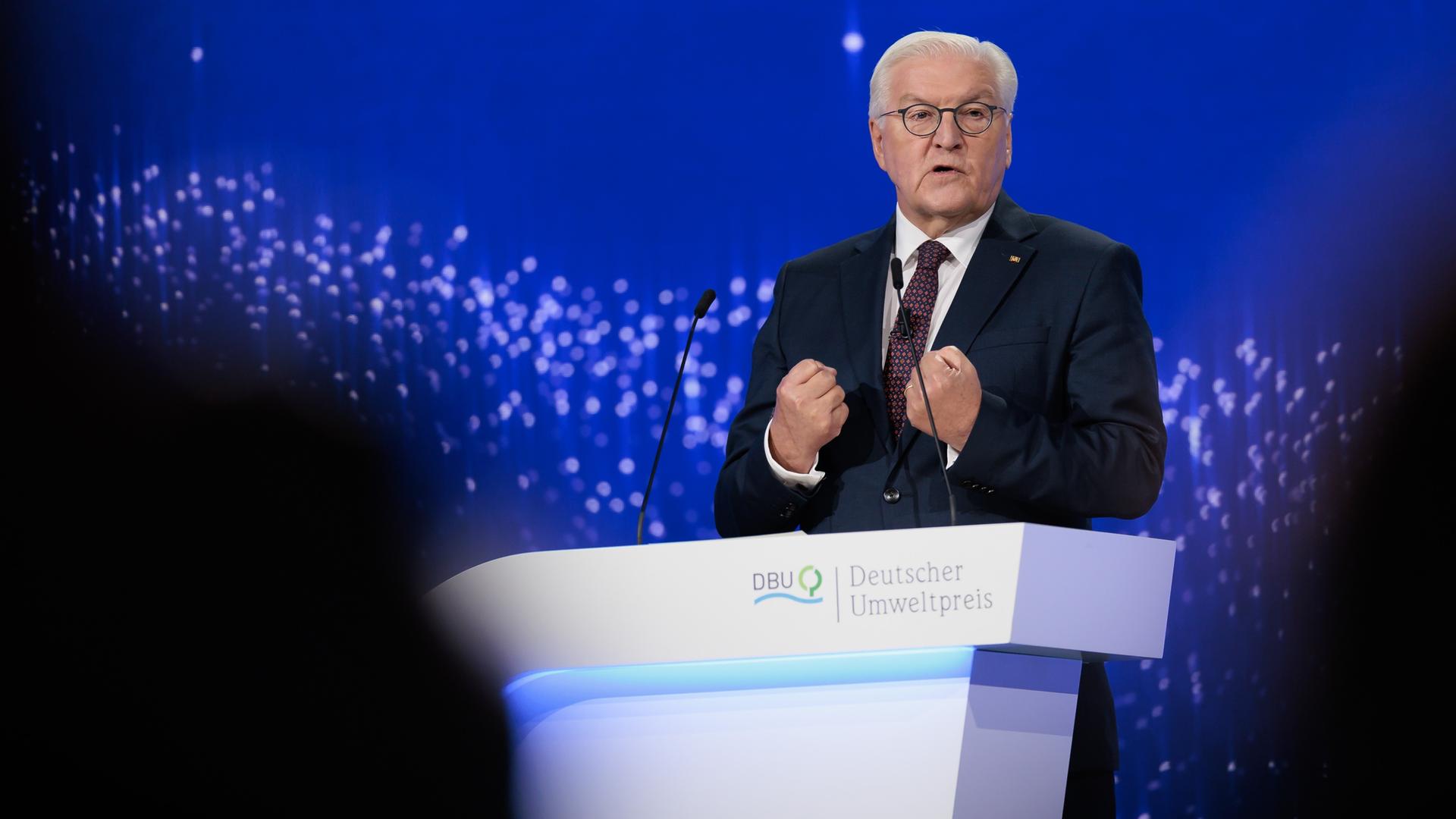 Steinmeier steht vor einem blauen Hintergrund an einem weißen Rednerpult und ballt während seiner Rede beide Fäuste. Steinmeier steht vor einem blauen Hintergrund an einem weißen Rednerpult und ballt während seiner Rede beide Fäuste.