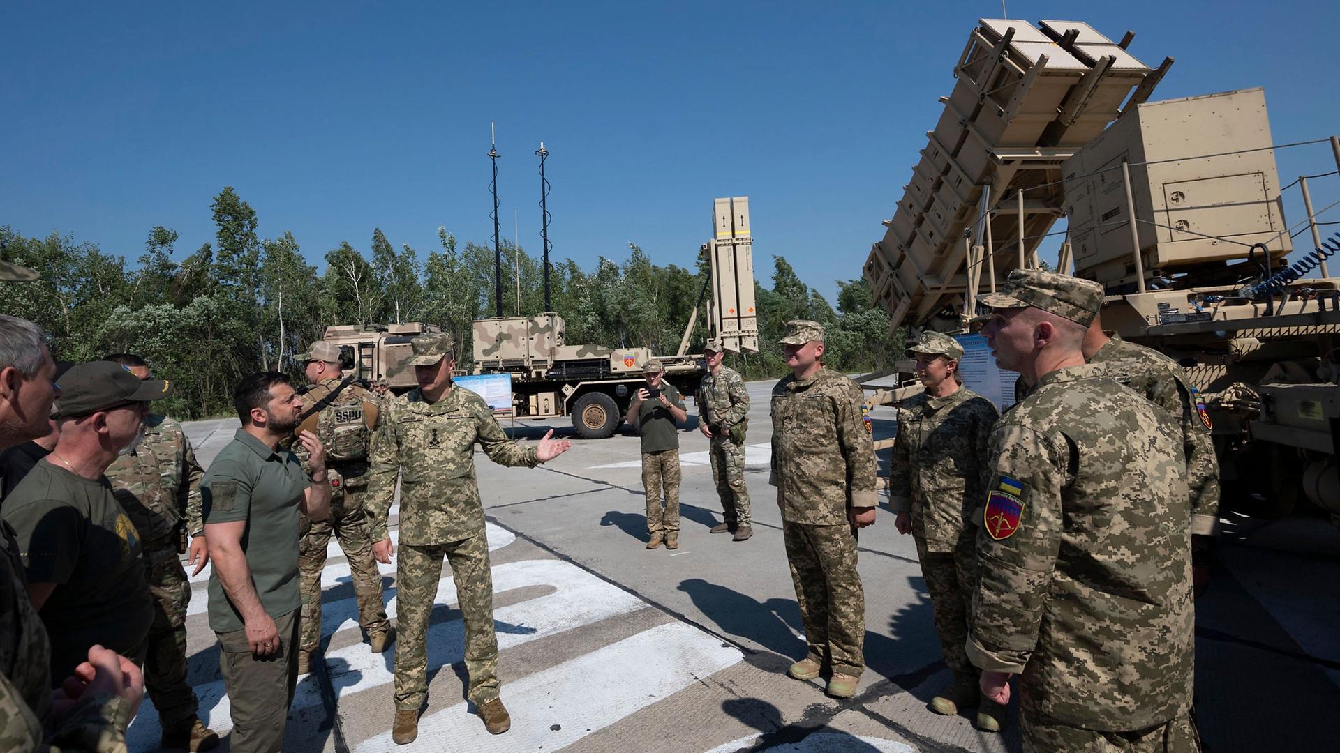 Der ukrainische Präsident Wolodymyr Selenskyj betrachtet zusammen mit Luftwaffenkommandeur Mykola Oleschtschuk eine Ausstellung von Patriot-Raketenabwehrwaffen am Tag der Luftwaffe, dem 6. August 2023 in Kiew.