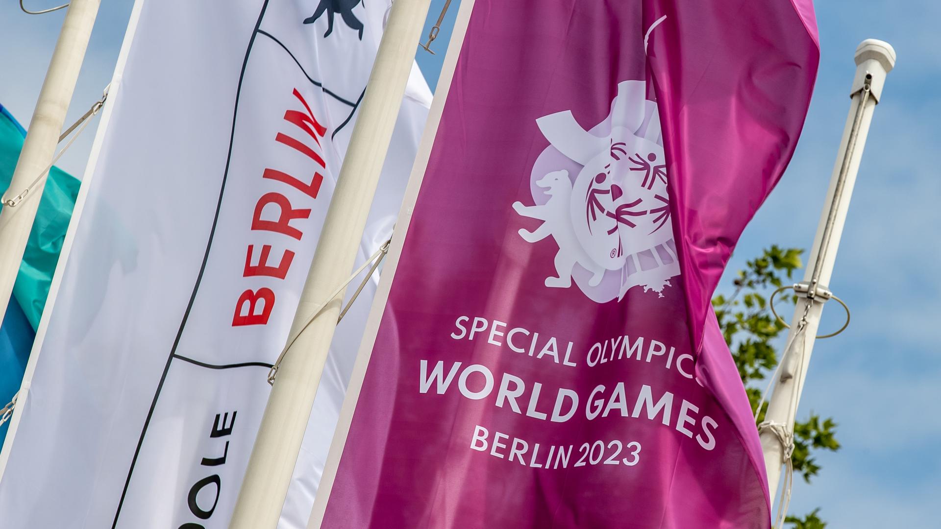 Fahnen der Special Olympics World Games Berlin 2023 wehen auf dem Messegelände vor Beginn der Special Olympics Weltspiele vom 17. bis 25. Juni 2023 in Berlin.