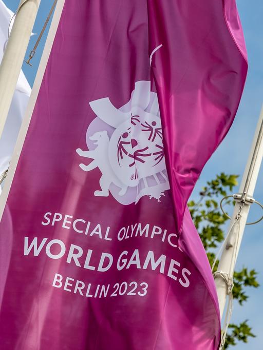 Fahnen der Special Olympics World Games Berlin 2023 wehen auf dem Messegelände vor Beginn der Special Olympics Weltspiele vom 17. bis 25. Juni 2023 in Berlin.