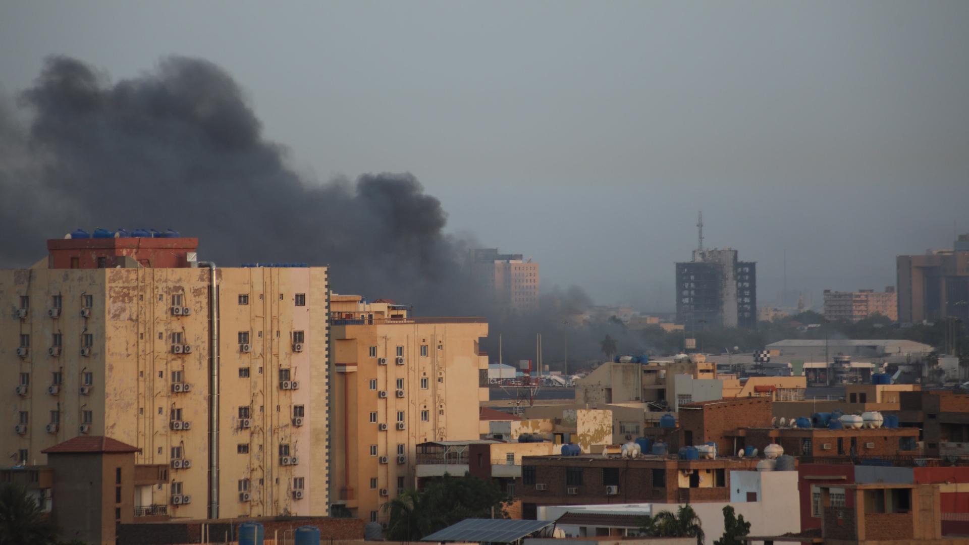 Rauch steigt zwischen den Häusern in Khartum auf