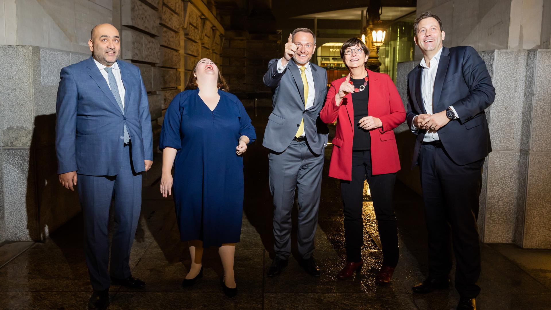 Die Grünen-Bundesvorsitzenden Omid Nouripour und Ricarda Lang stehen mit dem FDP-Bundesvorsitzenden Christian Lindner sowie den SPD-Bundesvorsitzenden Saskia Esken und Lars Klingbeil bei einem Bildtermin der Parteispitzen der Ampelkoalition am Reichstagsgebäude.