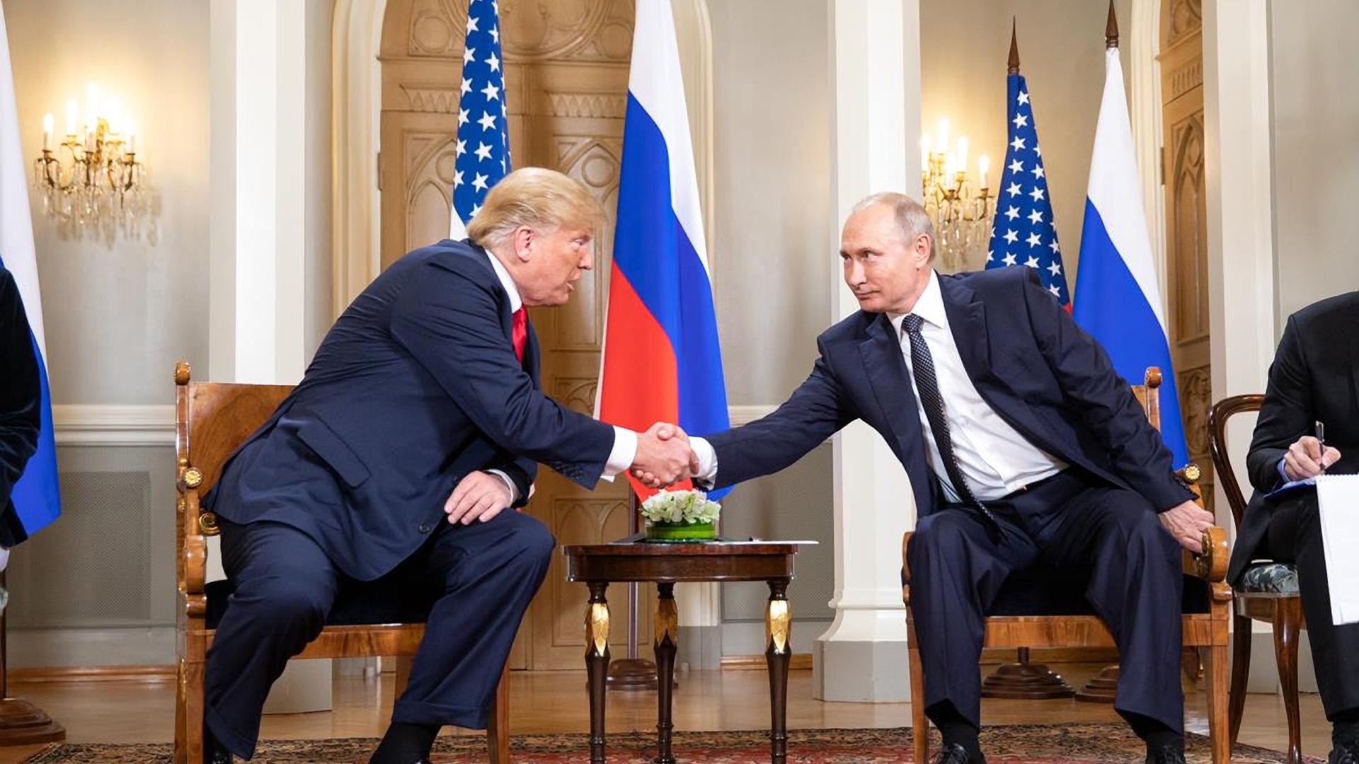 Der russische Präsident Wladimir Putin (rechts im Bild) schüttelt die Hände von US-Präsident Donald Trump (links) während des Gipfeltreffens zwischen den USA und Russland im Präsidentenpalast am 16. Juli 2018 in Finnland