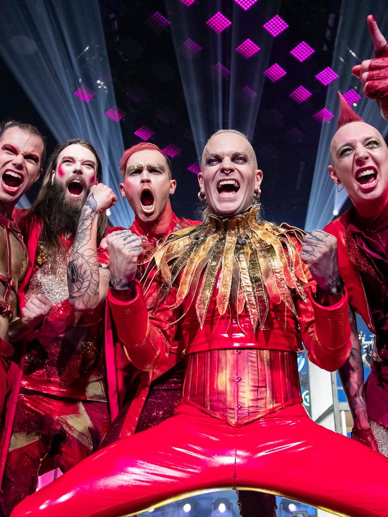 Die fünf Mitglieder der Dark-Rock-Band Lord of the Lost in grellroter Kleidung auf der Bühne.