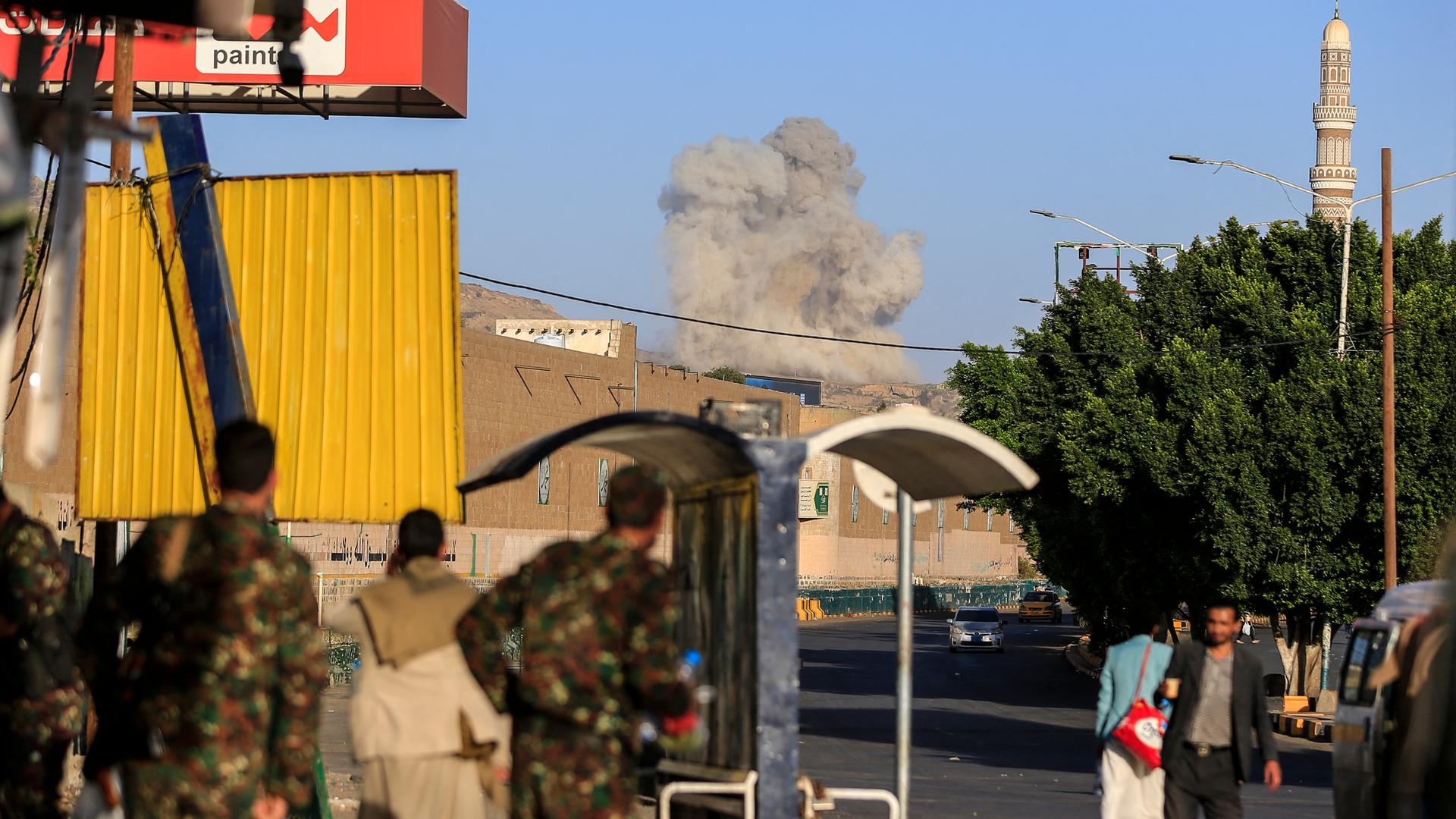 Eine Rauchsäule steigt am 9. Oktober 2026 während eines gemeldeten Luftangriffs der von Saudi-Arabien geführten Koalition auf die von den Huthi-Rebellen kontrollierte jemenitische Hauptstadt Sanaa auf.