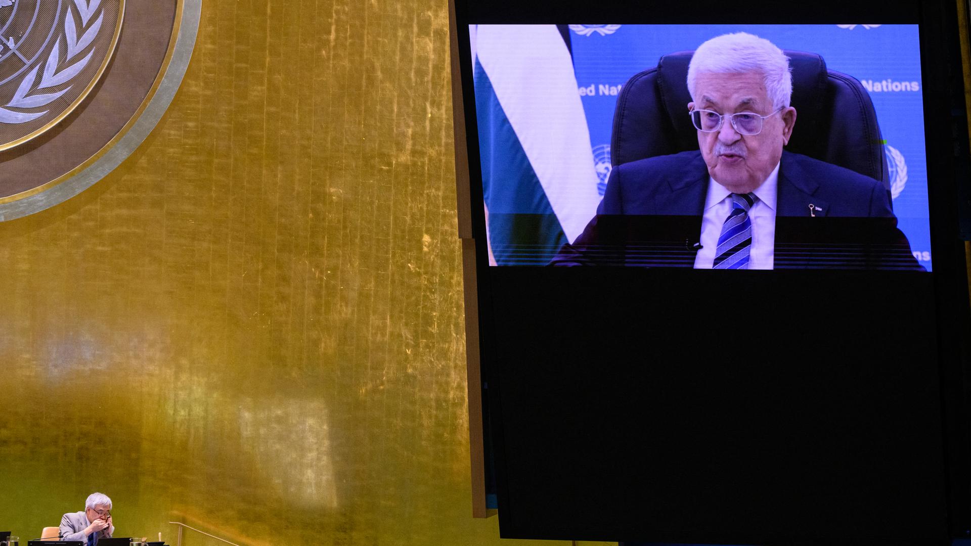 Der palästinensische Präsident Mahmud Abbas ist auf einer großen Videoleinwand im Plenarsaal der UNO-Vollversammlung in New York zu sehen.