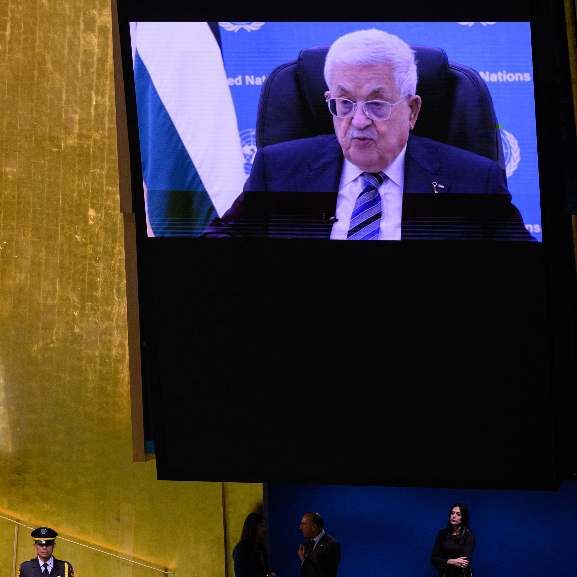Der palästinensische Präsident Mahmud Abbas ist auf einer großen Videoleinwand im Plenarsaal der UNO-Vollversammlung in New York zu sehen.
