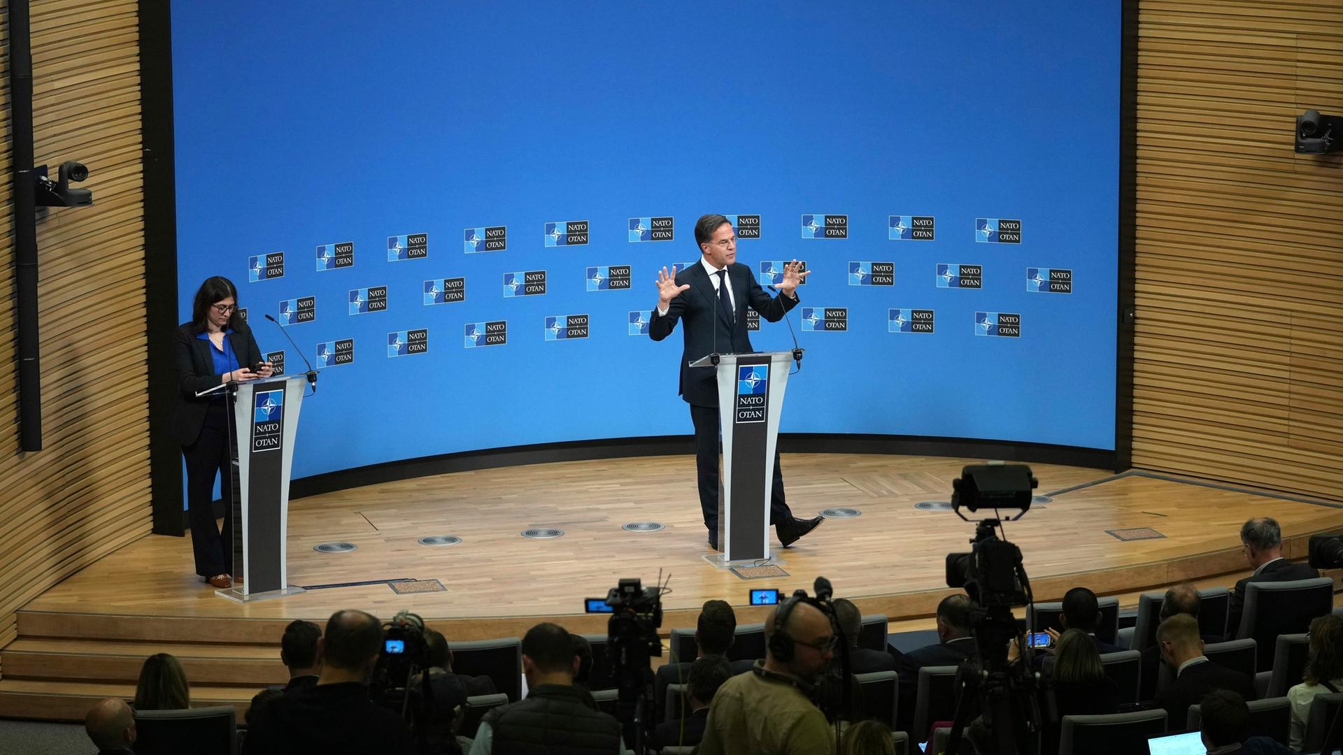 NATO-Generalsekretär Mark Rutte spricht während einer Pressekonferenz vor einem Treffen der NATO-Außenminister in Brüssel.