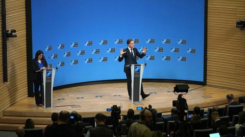  Brüssel: NATO-Generalsekretär Mark Rutte spricht während einer Pressekonferenz vor einem Treffen der NATO-Außenminister im NATO-Hauptquartier.