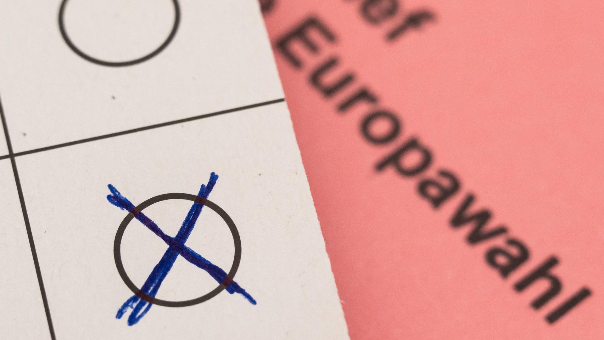 Ein Stimmzettel und ein Wahlbrief für die Briefwahl bei der Europawahl 2024 liegen auf einem Schreibtisch. 