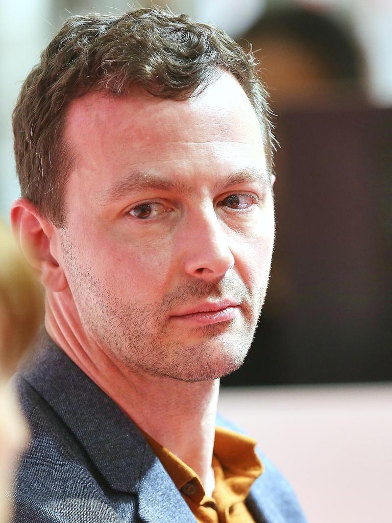 Sebastian Guggolz schaut schräg mit ernstem Gesicht über seine Schulter während er auf der Frankfurter Buchmesse 2025 ist