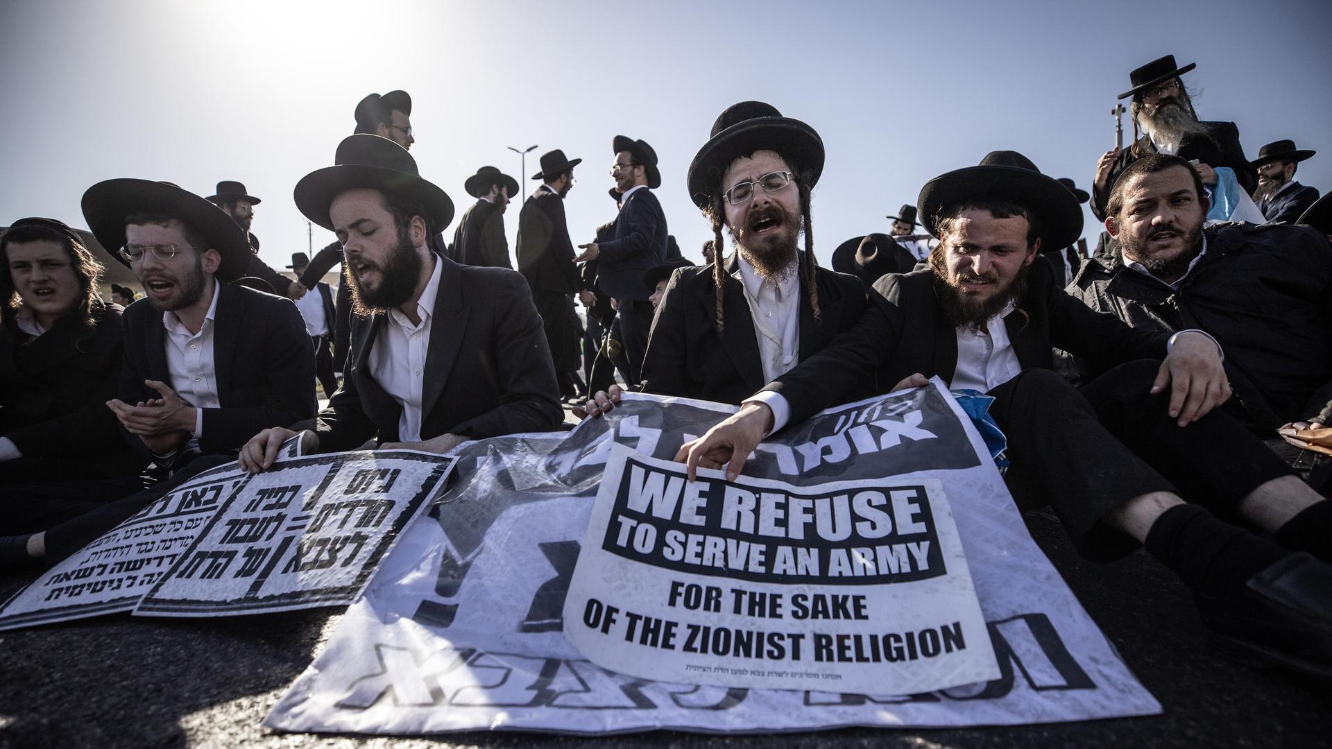 Ultraorthodoxe Juden protestieren am 2. Juni 2024 in Jerusalem mit einem Sitzstreik gegen einen Gesetzesentwurf für ihre Wehrpflicht. 