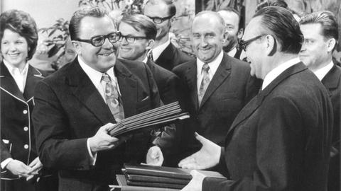 Egon Bahr (r) und Michael Kohl beim Austausch der Paraphierungsdokumente nach der Unterzeichnung dieser. Der Grundvertrag zwischen der Bundesrepublik Deutschland und der Deutschen Demokratischen Republik wurde am 8. November 1972 im Bonner Bundeskanzleramt von den Staatssekretären Egon Bahr (BRD) und Michael Kohl (DDR) paraphiert. 