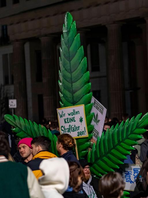 Legalisierung besiegelt: Hunderte feierten am 1. April vor dem Brandenburger Tor die Teillegalisierung von Cannabis in Deutschland. Auf einem großen Cannabisblatt steht zu lesen: "Wir wollen keine Straftäter sein."