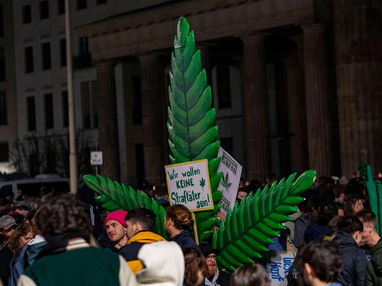Legalisierung besiegelt: Hunderte feierten am 1. April vor dem Brandenburger Tor die Teillegalisierung von Cannabis in Deutschland. Auf einem großen Cannabisblatt steht zu lesen: "Wir wollen keine Straftäter sein."