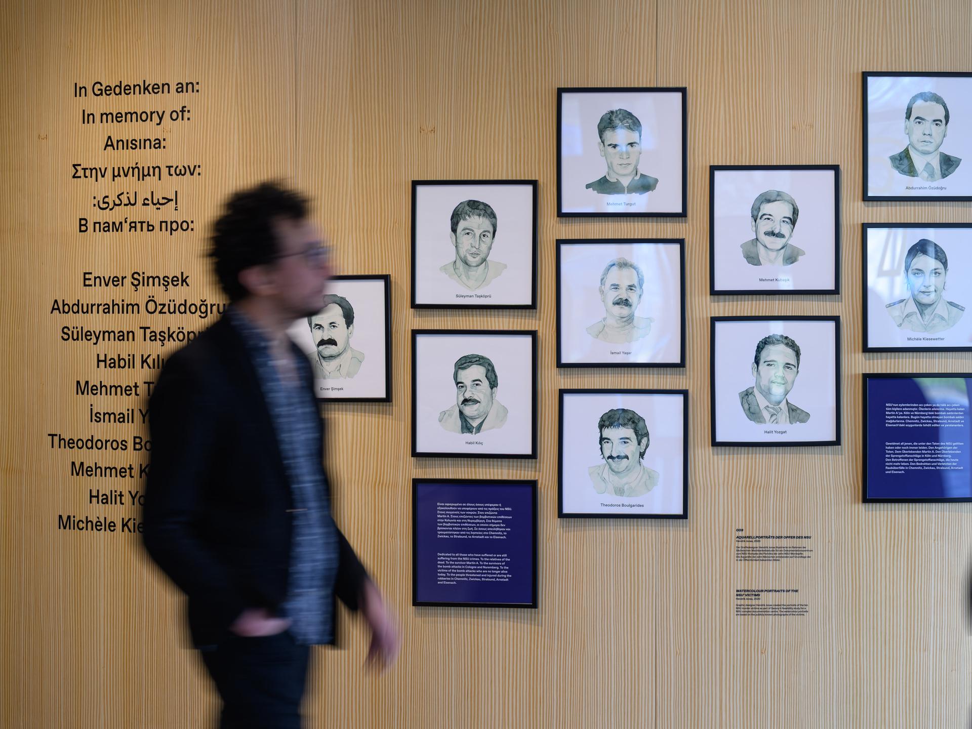 Ausstellungswand mit Aquarellen von Hendrik Jonas, der die NSU-Opfer Enver Simsek, Abdurrahim Özüdogru, Süleyman Tasköprü, Habil Kilic, Mehmet Turgut, Ismail Yasar, Theodoros Boulgarides, Mehmet Kubasik, Halit Yozgat und Michèle Kiesewetter gemalt hat.