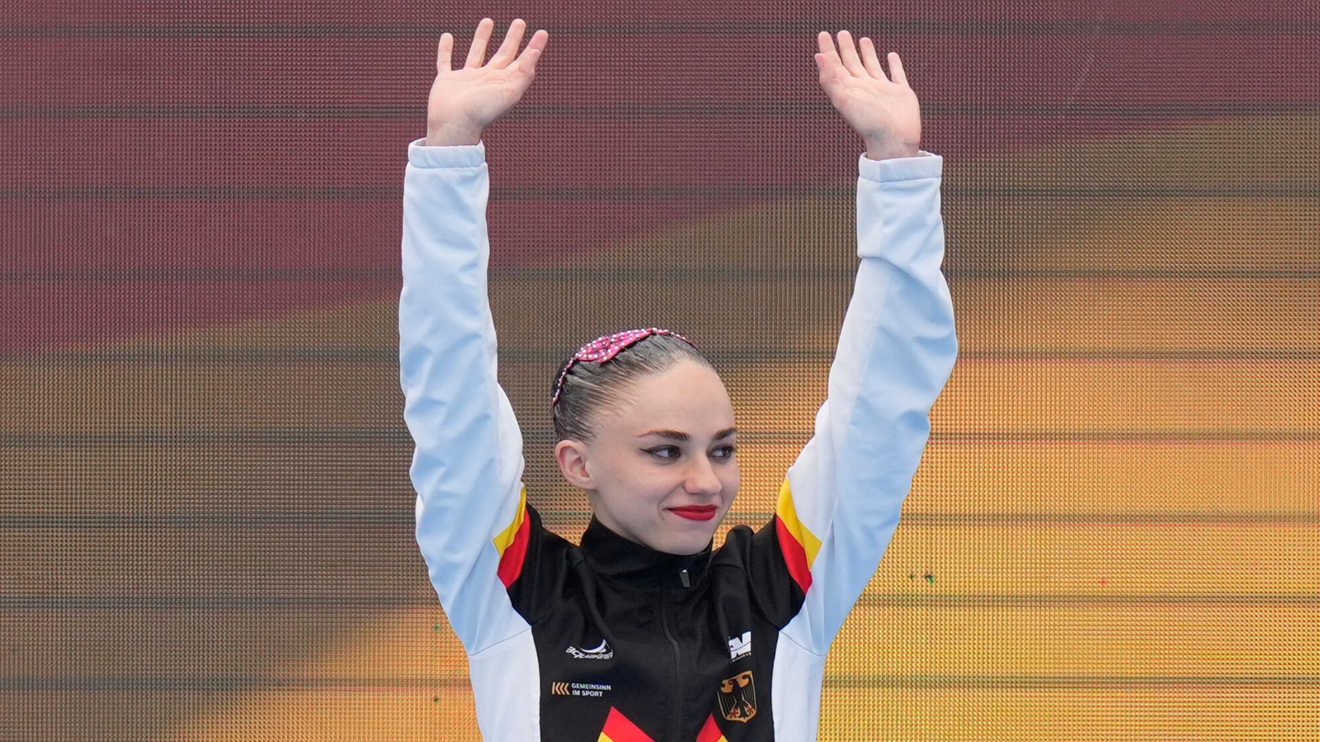 Klara Bleyer hebt beide Arme in die Luft. Klara Bleyer hebt beide Arme in die Luft.