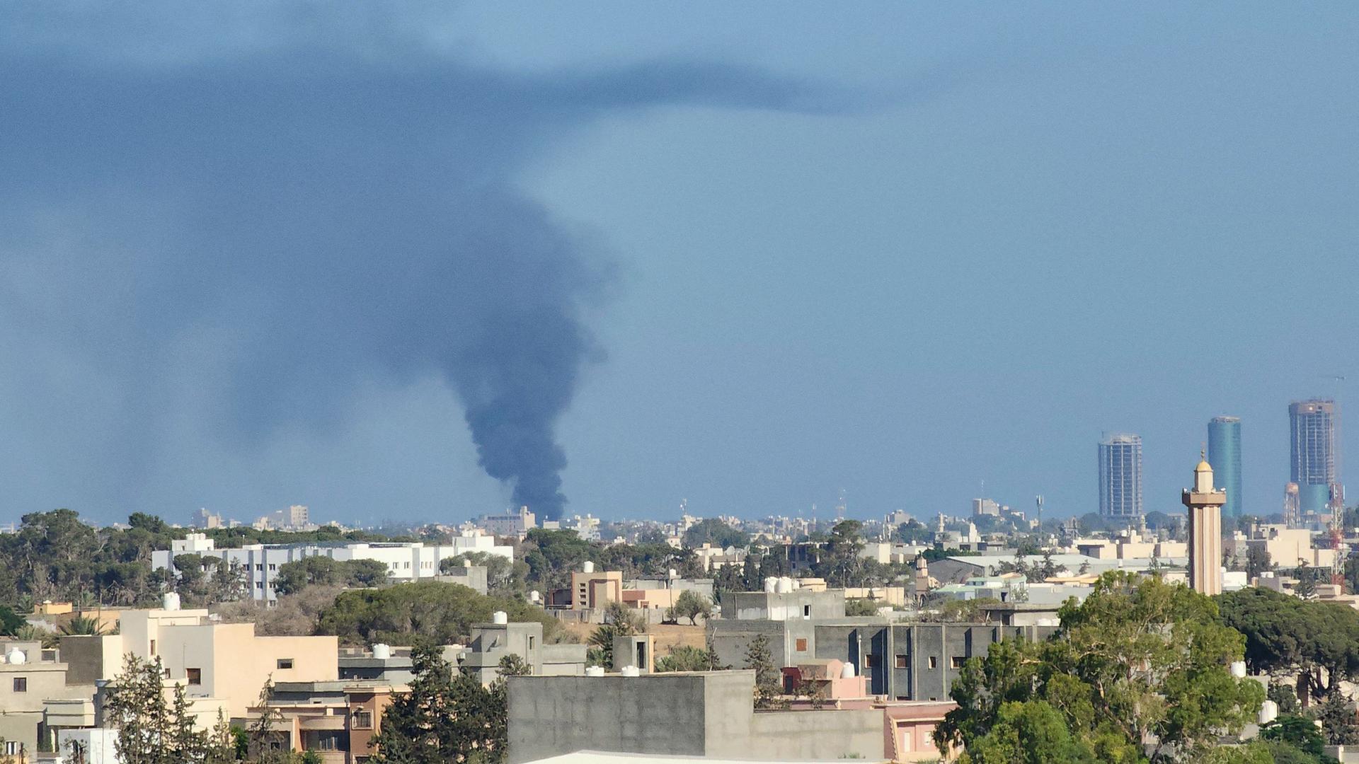 Libyen, Tripolis: Rauch steigt über der Stadt auf.