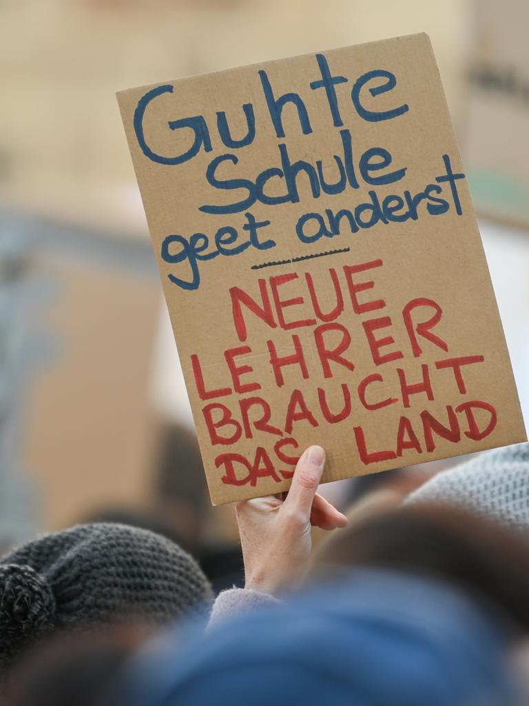 Bei einer Demonstration wird ein Schild mit der Aufschrift "Guhte Schule geet anderst. Neue Lehrer braucht das Land" hochgehalten