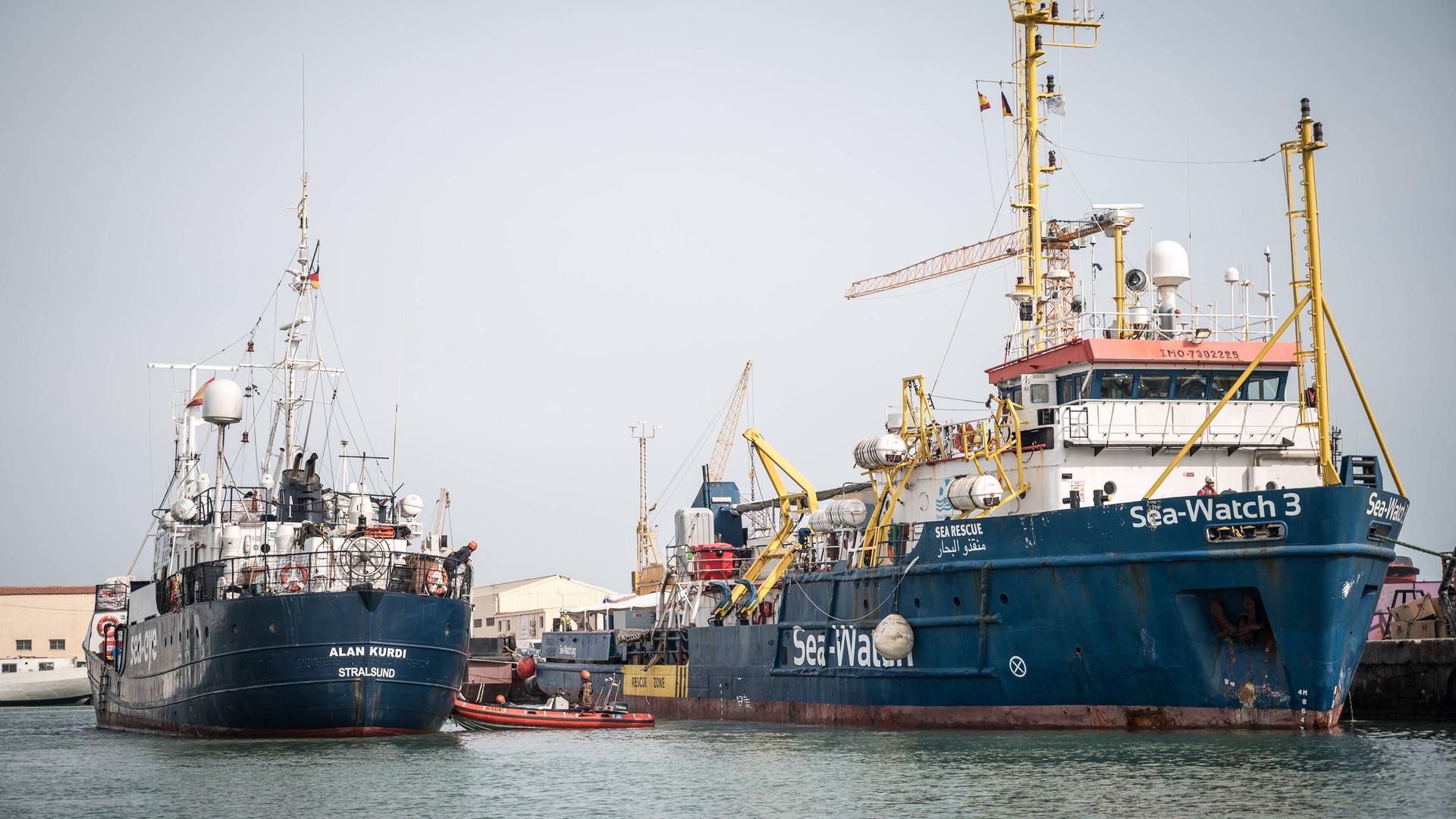 Die Seenotrettungsschiffe "Alan Kurdi" der Hilfsorganisation Sea-Eye und die "Sea-Watch 3" der Organisation Sea-Watch nebeeinander im Hafen von Burriana in Spanien