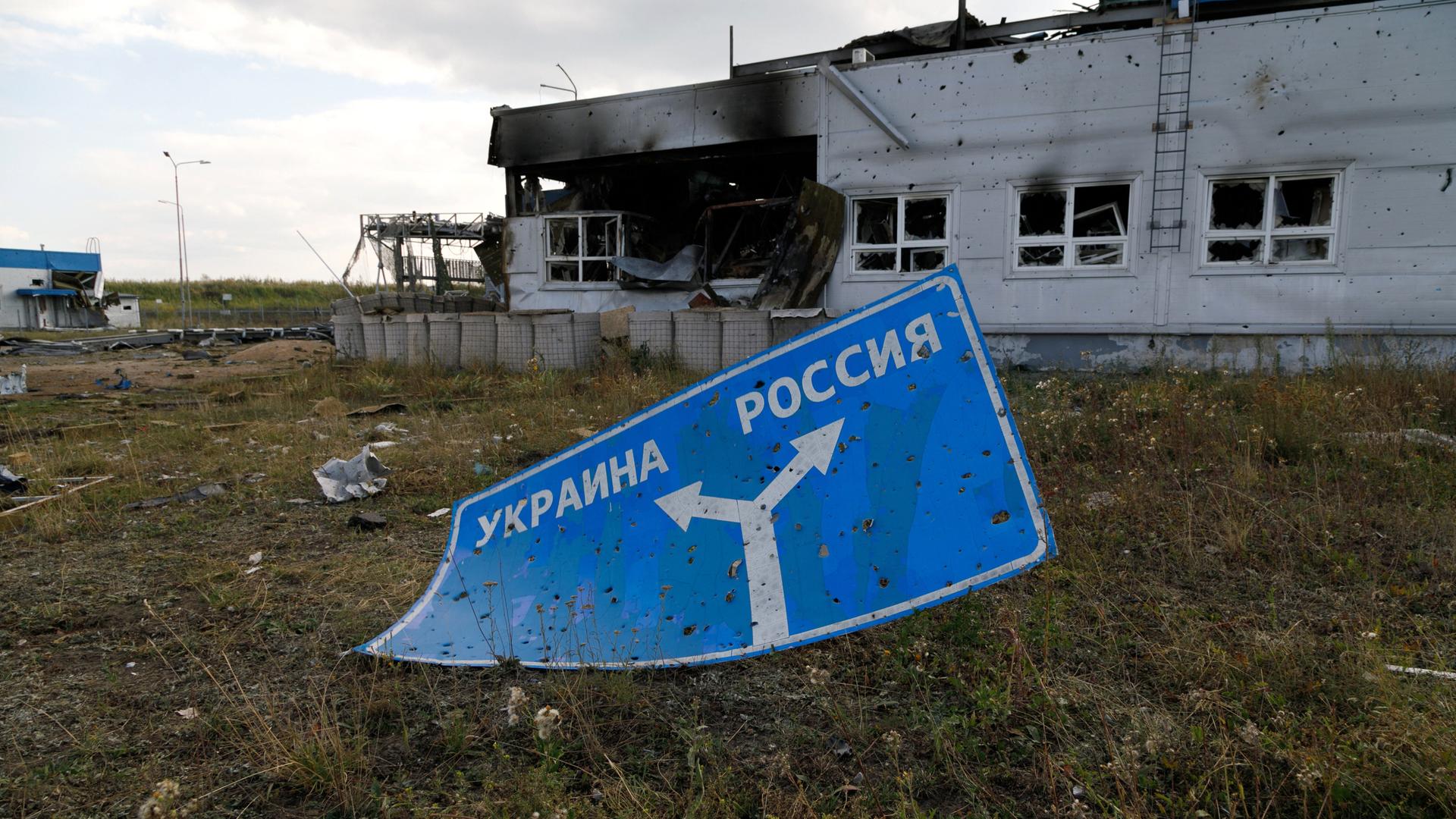 Ein von Kugeln durchlöchertes Straßenschild liegt an einem Checkpoint in der russischen Region Kursk.