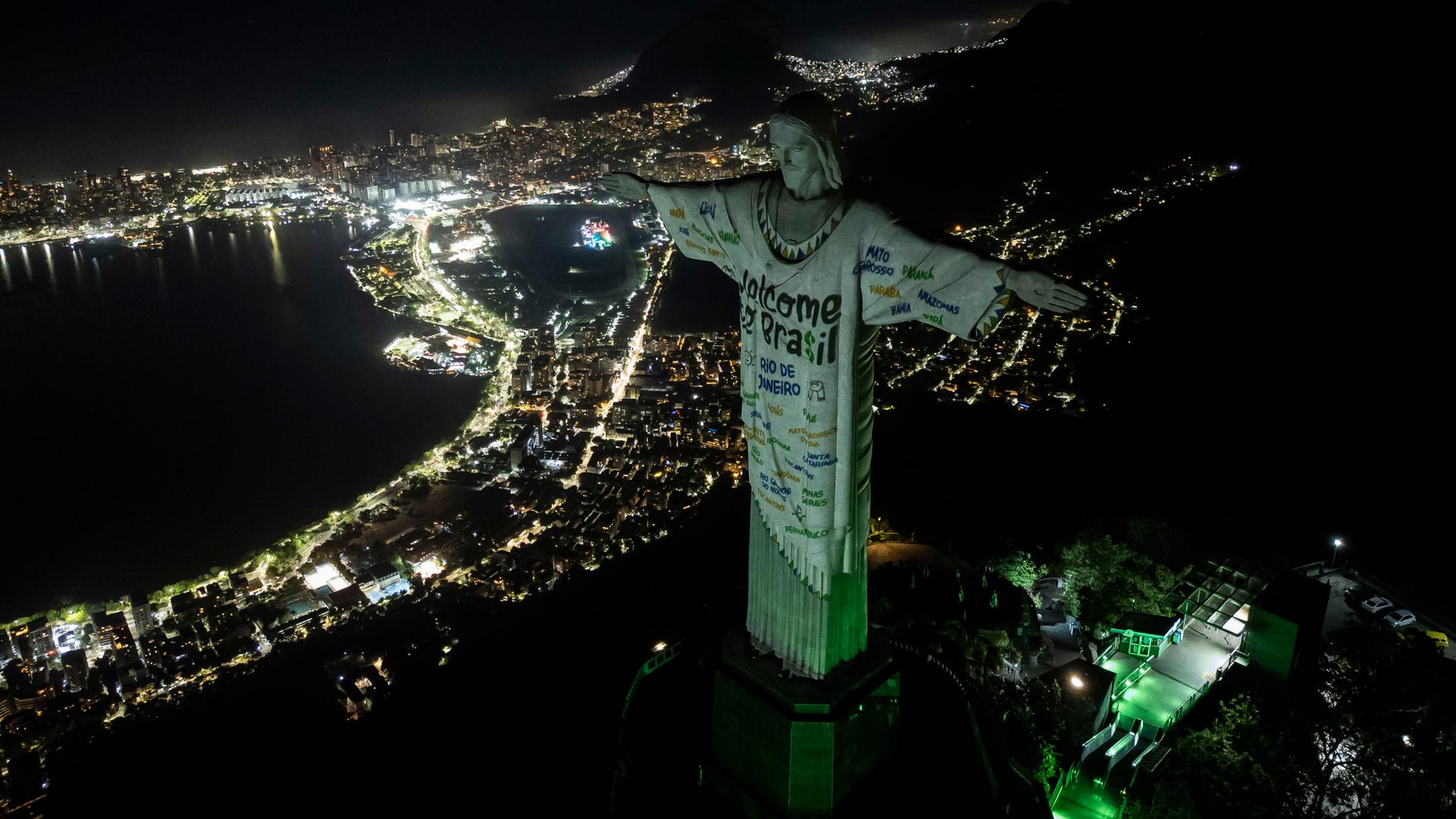 Die zu Ehren von Taylor Swift beleuchtete Christus-Statue in Rio de Janeiro in Brasilien. Auf der Brust der Statue leuchtet ein "Willkommen in Brasilien"