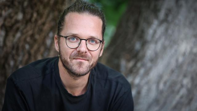 Der Autor und Aktivist Arne Semsrott vor der Lesung seines Buches «Gegenmacht – Die Zivilgesellschaft schlägt zurück» in Magdeburg.