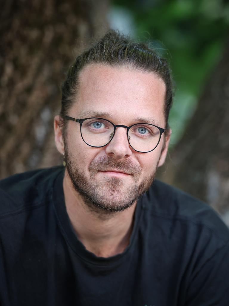 Der Autor und Aktivist Arne Semsrott vor der Lesung seines Buches «Gegenmacht – Die Zivilgesellschaft schlägt zurück» in Magdeburg.