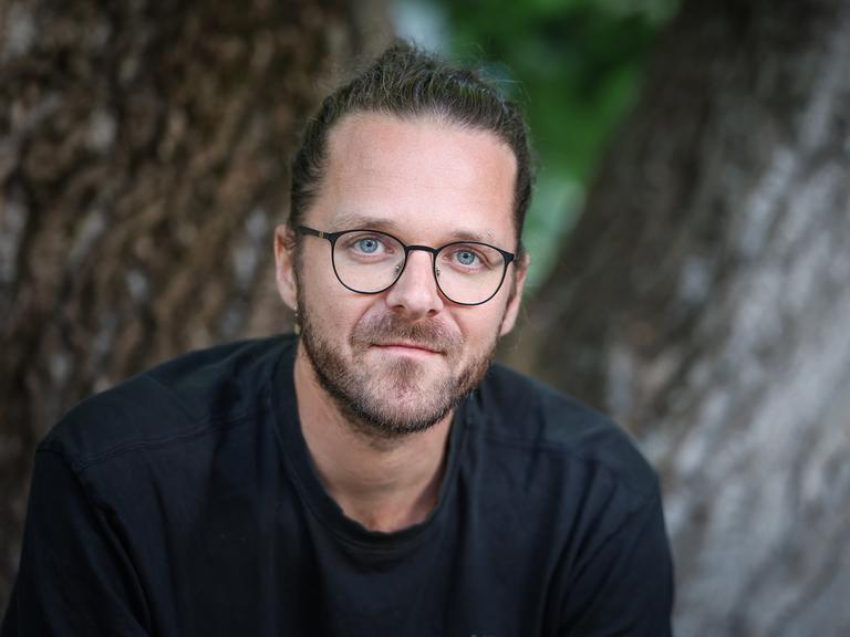 Der Autor und Aktivist Arne Semsrott vor der Lesung seines Buches «Gegenmacht – Die Zivilgesellschaft schlägt zurück» in Magdeburg. Der Autor und Aktivist Arne Semsrott vor der Lesung seines Buches «Gegenmacht – Die Zivilgesellschaft schlägt zurück» in Magdeburg.