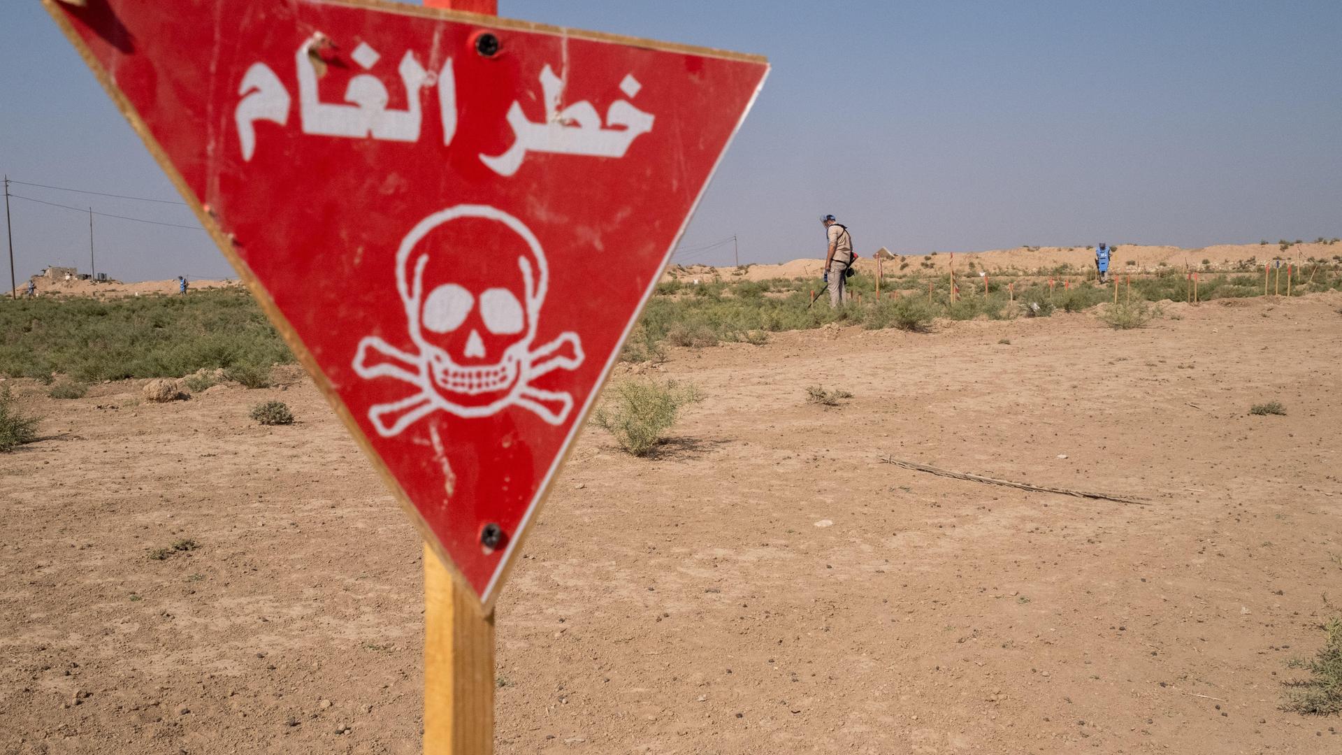 Ein rotes Schild mit weißem Totenkopf warnt vor Explosionen.