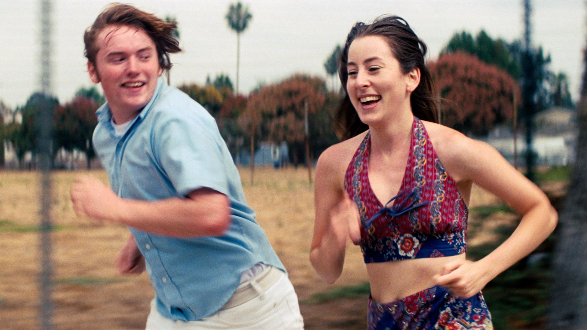 Szene aus dem Film "Licorice Pizza" mit den Hauptdarstellern  Cooper Haffmann und Alana Haim. 