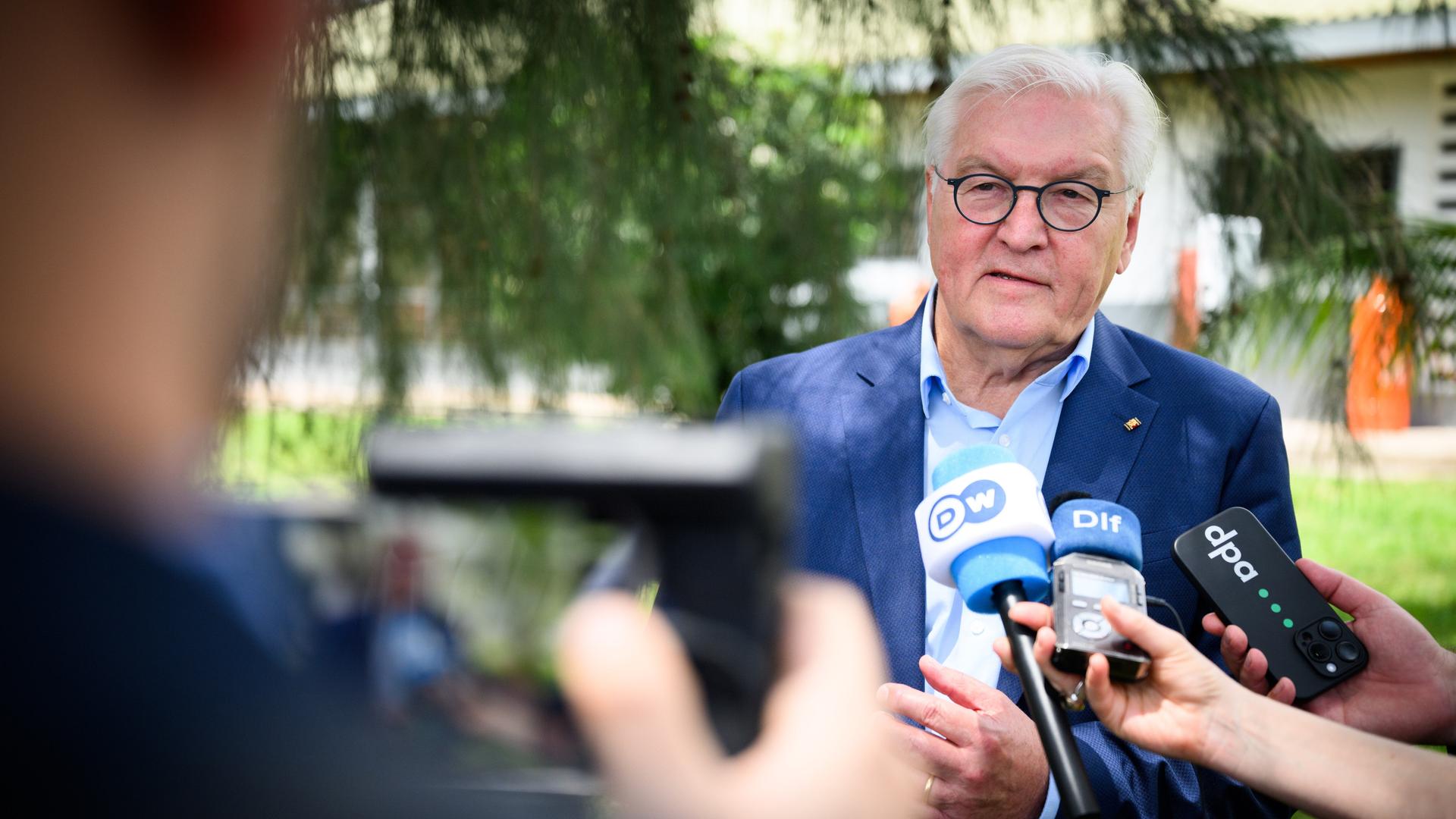 Bundespräsident Frank-Walter Steinmeier äußert sich nach dem Besuch des Kumasi Zentrums für gemeinschaftliche Forschung (Kumasi Center for Collaborative Research - KCCR) gegenüber Medienvertretern.